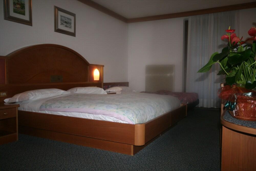 Hotel St. Raphael Madonna di Campiglio Exterior photo